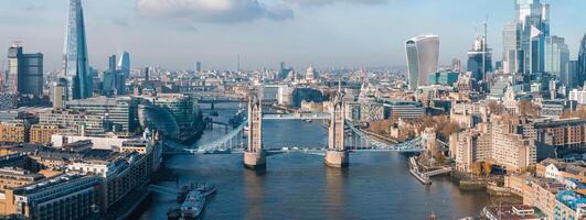 aéreo Visão do a icônico torre ponte conectando Londres com Southwark foto