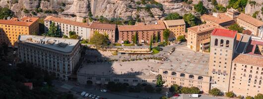 aéreo Visão do a Benedict Igreja Mosteiro do Monserrat a partir de barcelona, Espanha. foto