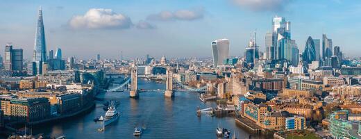 aéreo Visão do a icônico torre ponte conectando Londres com Southwark foto