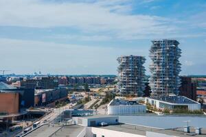 expansivo elevado Visão do moderno futurista torres dentro copenhaga foto