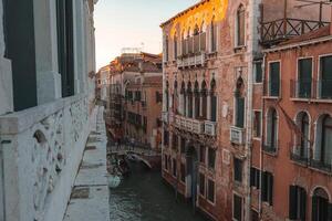 icônico veneziano canais capturando a charme e sofisticação do Veneza, Itália foto