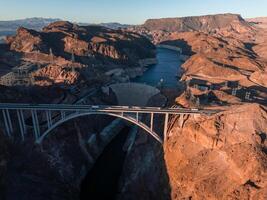 aspirador barragem em a Colorado rio escarranchado nevada e Arizona às alvorecer a partir de acima. foto