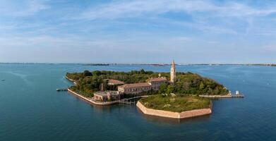 aéreo Visão do a atormentou fantasma ilha do poveglia dentro a veneziano lagoa foto