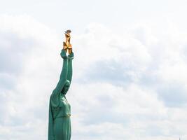 surpreendente aéreo Visão do a estátua do liberdade suave dentro riga foto