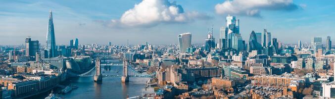 aéreo Visão do a icônico torre ponte conectando Londres com Southwark foto