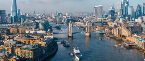 aéreo Visão do a icônico torre ponte conectando Londres com Southwark foto