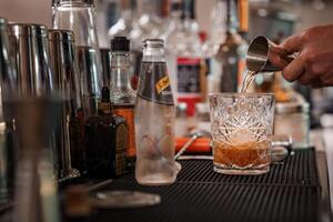 barman derramando beber para dentro martini vidro dentro luxo veneziano Barra - Veneza coleção. foto