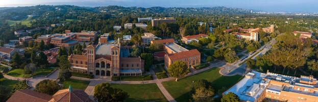 aéreo Visão do ucla campus com icônico Royce corredor no meio exuberante vegetação dentro ensolarado los angeles foto