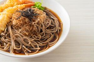 macarrão ramen japonês com tempura de camarão foto