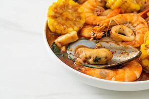 churrasco de frutos do mar picantes - camarões, sqiud, mexilhão foto