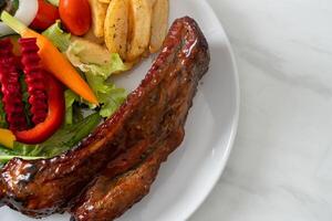 costelinha de porco de churrasco com legumes foto