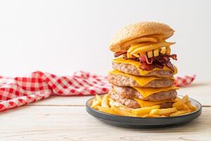 hambúrguer de porco com queijo, bacon e batata frita foto