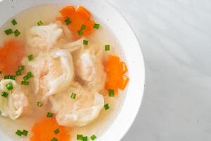 sopa de bolinho de camarão em tigela branca foto