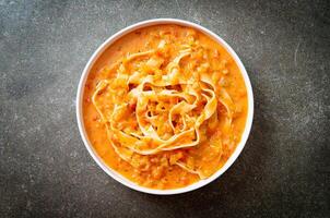 macarrão fettuccine com molho cremoso de tomate foto