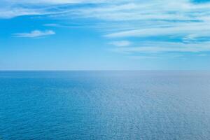 fundo, paisagem marítima, azul mar e céu para horizonte foto