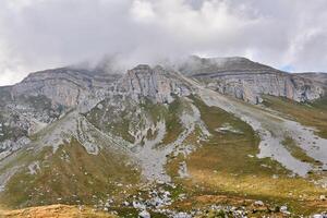 alpino montanha pico escondido de nuvens foto