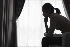 suave foco. jovem mulher triste e medo estressante depressivo emocional. Pare abusando violência dentro mulheres, pessoa com saúde ansiedade. suicida pensamentos. foto