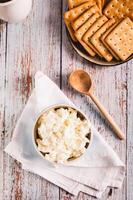 fresco italiano mascarpone queijo dentro uma tigela em a mesa topo e vertical Visão foto