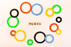 olimpíadas, Paris, França, verão, 2024. multicolorido argolas e texto em uma luz fundo foto