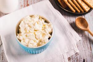 fresco italiano mascarpone queijo dentro uma tigela em a mesa foto