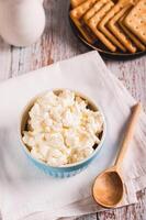 fresco italiano mascarpone queijo dentro uma tigela em a mesa vertical Visão foto