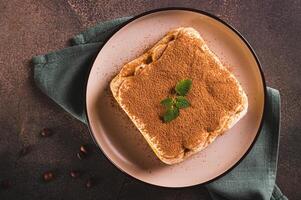 fechar acima do Tiramisu clássico sobremesa com biscoitos, mascarpone e café em uma prato topo Visão foto