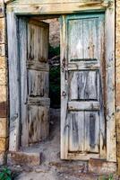 antigo de madeira portas dentro a ruínas do a abandonado Vila do gamsutl, daguestão foto