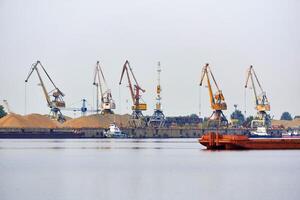industrial rio paisagem aquática com carga terminal e amarração barcaças e rebocadores foto