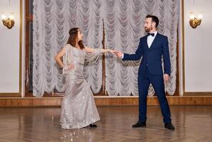 casal dançarinos antes a começar do uma parceiro dança dentro a velho salão, dança convite foto