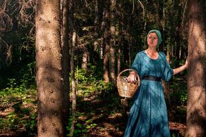 jovem mulher dentro folk camponês roupas alguns selvagem plantas, bagas ou cogumelos dentro a conífero floresta foto