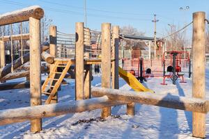 ao ar livre de madeira público Parque infantil em uma gelado inverno dia foto