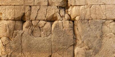 antigo parede textura do ampla rachado pedra blocos foto
