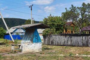 comum rural bem com ardósia cobertura e mão guincho foto