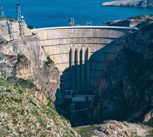 Visão do ampla arco barragem dentro a desfiladeiro, chirkey hidroelétrica poder estação foto