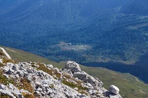 Visão a partir de a montanha Oshten para a vale com turista abrigo Fisht dentro a caucasiano natureza reserva foto