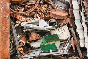 pilha do metal desperdício antes reciclando foto