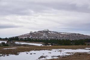 radar estação em uma morro em uma frio platô foto