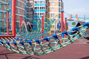 Parque infantil dentro a pátio do a Cidade casa foto