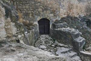 revestido de ferro portão para uma medieval caverna cidade-fortaleza foto