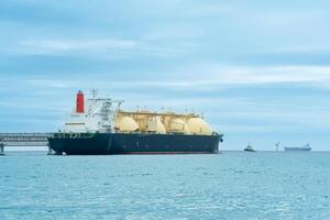 liquefeito natural gás transportadora embarcação durante Carregando às a lng no mar terminal foto