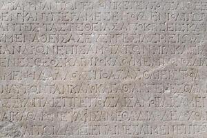 fragmento do uma mármore laje a partir de Quersonesos, crimeia, com uma esculpido inscrições dentro antigo grego sobre a embaixada dentro Roma foto