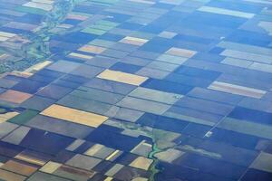 Visão a partir de a avião para a agrícola região com colorida Campos foto