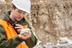 geólogo examina uma mineral amostra foto
