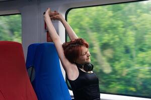 menina dentro uma passageiro trem transporte é alongamento, cansado a partir de uma grandes passeio foto