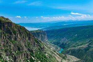 montanha paisagem, Visão do a desfiladeiro do a sulak rio dentro daguestão foto