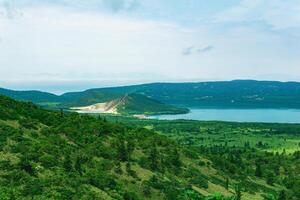 Visão do a Golovnin vulcão caldeira com quente lagos em kunashir ilha foto