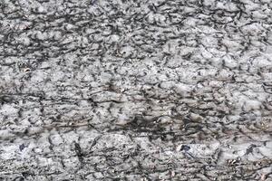superfície do uma Derretendo montanha geleira coberto com poeira e destroços, Pedregulho foto