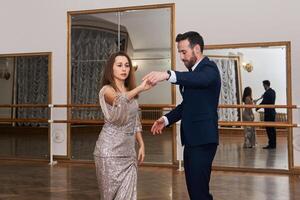 adulto casal Aprendendo para dança clássico parceiro dança foto