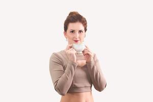 jovem mulher com chá copo em branco fundo foto