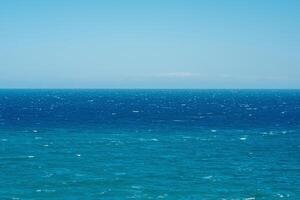 fundo, paisagem marítima, azul mar e céu para horizonte foto